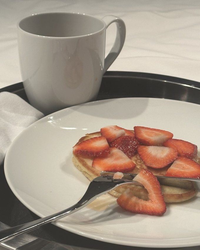 Bà Vera Wang thái dâu tây thành lát mỏng, ăn kèm bánh pancake.