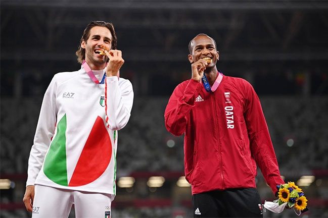 Tamberi và Barshim cùng chia sẻ HC vàng nhảy cao Olympic Tokyo 2020. Ảnh: Reuters