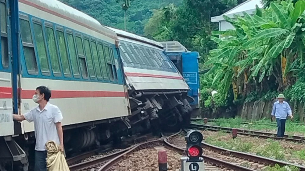 Tàu SE11 Trật Bánh Gần Ga Lăng Cô, Đường Sắt Bắc - Nam Bị Gián Đoạn