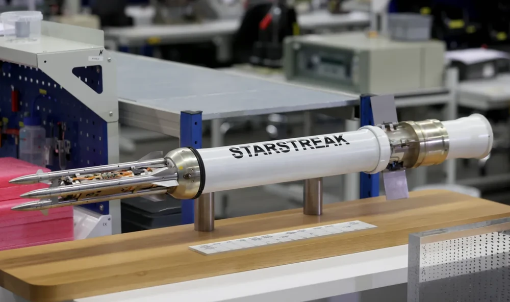 Một tên lửa Starstreak có đầu đạn giống như ba phi tiêu được trưng bày tại nhà máy sản xuất vũ khí Thales ở TP Belfast (Anh).