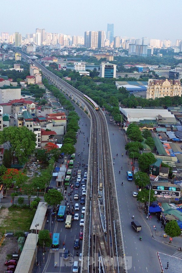 Sau nhiều lần lùi tiến độ, mốc hoàn thành mới toàn tuyến dự kiến là năm 2027. Nguyên nhân chậm trễ được cơ quan chức năng chỉ ra gồm 2 nguyên nhân chính, là do vướng giải phóng mặt bằng và năng lực nhà thầu depot hạn chế.