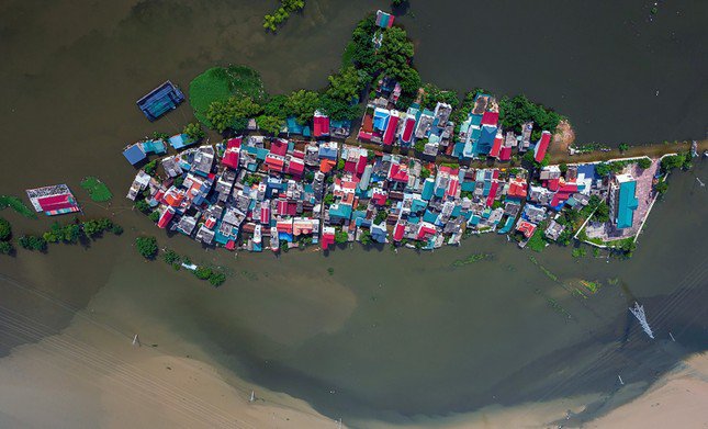 Mưa lớn gây cô lập nhiều khu vực tại Hà Nội, hàng trăm ha lúa ngập úng