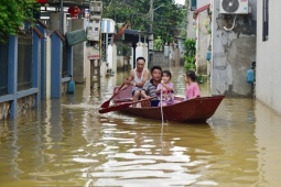 Tin tức trong ngày - Nhiều xã ngoại thành Hà Nội đã 3 ngày chìm trong biển nước