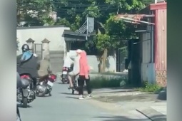 Clip: Dỗi bạn trai không ngồi lên xe, cô gái bị xe máy khác đâm phải