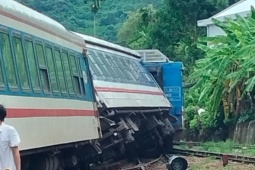 Tin tức trong ngày - Tàu SE11 trật đường ray, đường sắt Bắc - Nam tê liệt