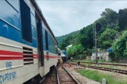 Tin tức trong ngày - Đã thông tuyến đường sắt Bắc - Nam sau sự cố tàu SE11 trật bánh ở Lăng Cô
