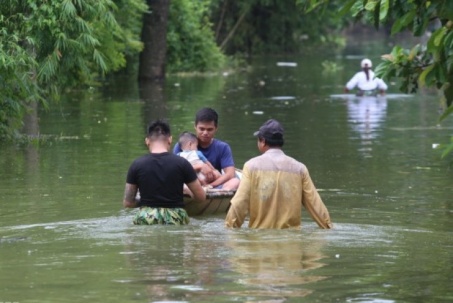 Người dân Hà Nội tất bật gia cố đê ngăn lũ, hàng trăm hộ dân ở Chương Mỹ bị cô lập