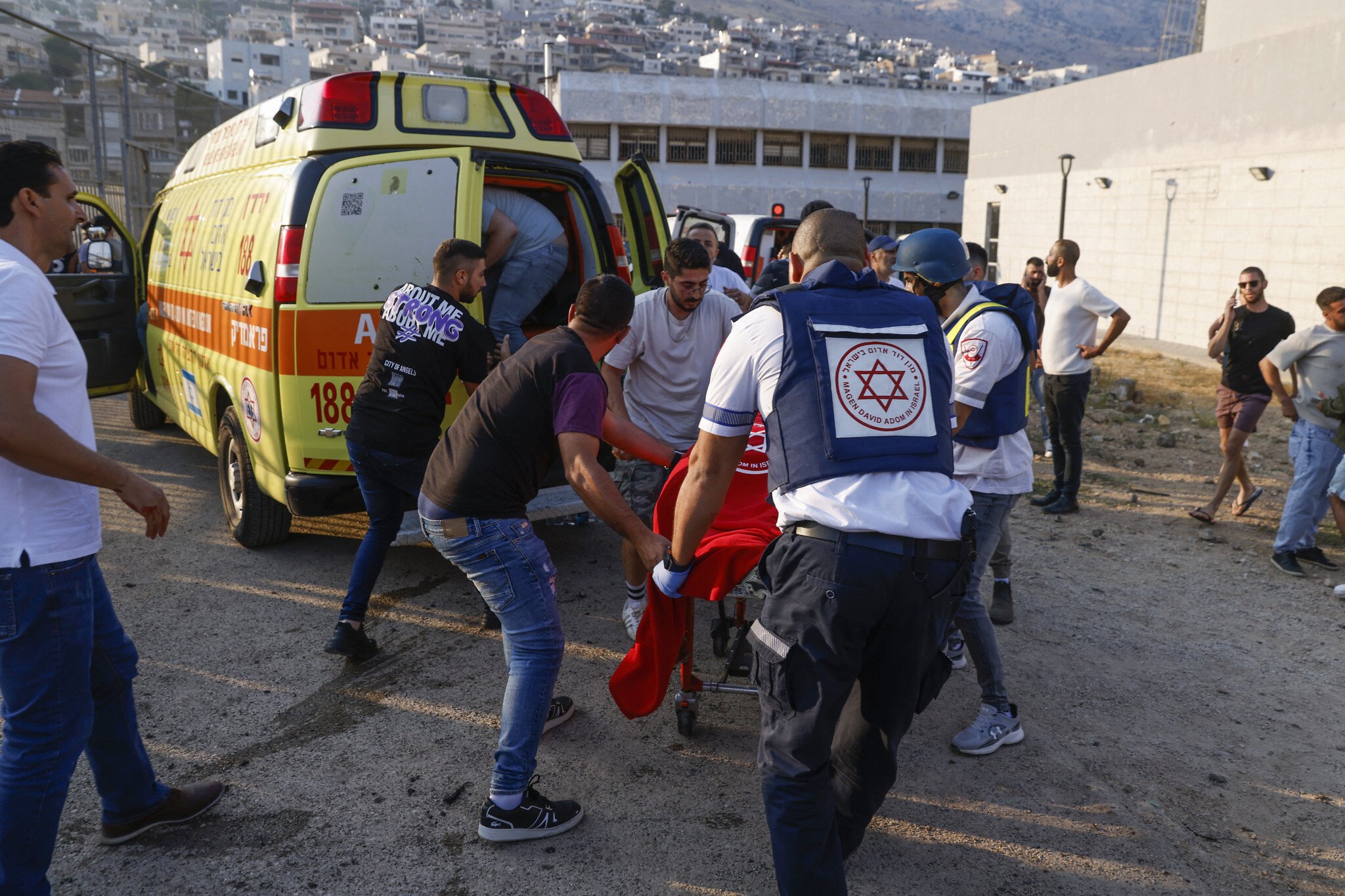 Xe cứu thương Israel có mặt ở hiện trường vụ tấn công. Ảnh: AFP.