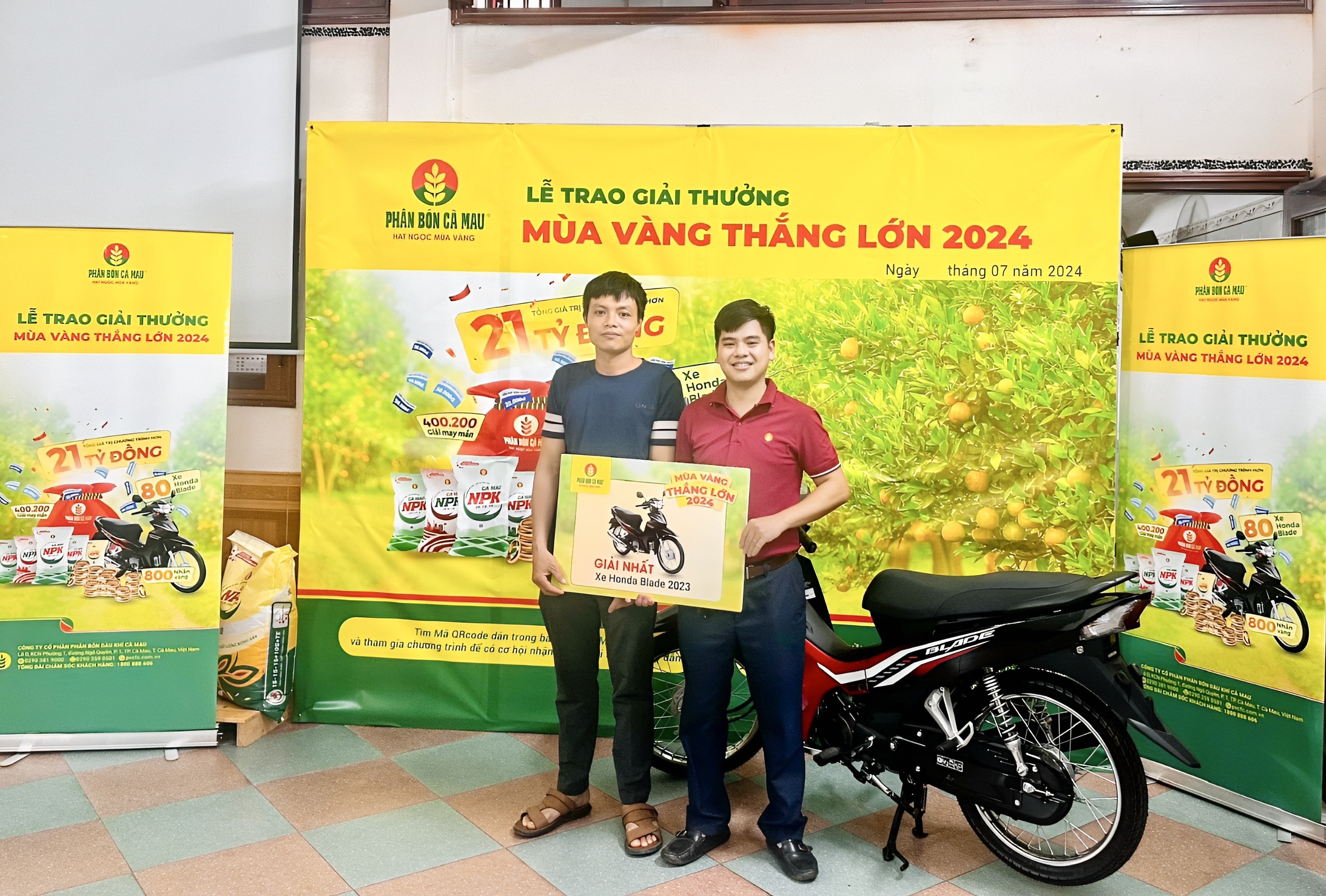 Anh Đỗ Danh Hiếu nhận giải xe máy