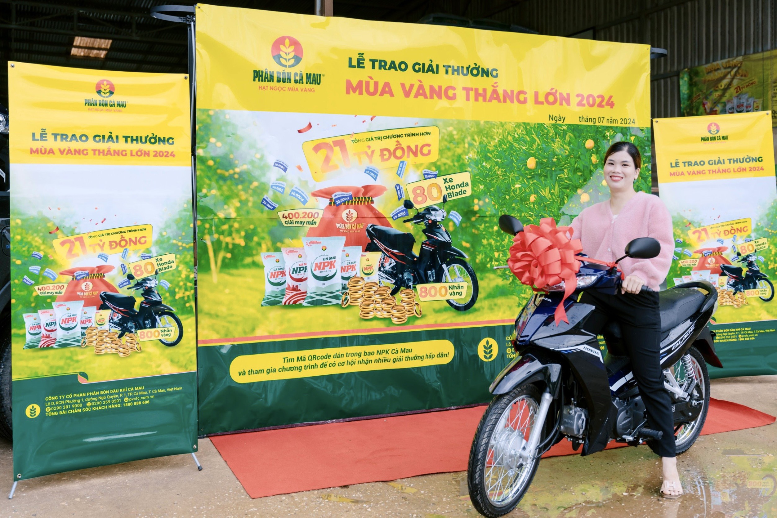 Chị Lý Thị Nga rạng rỡ khi trong buổi trao xe tháng 6/2024 vừa qua