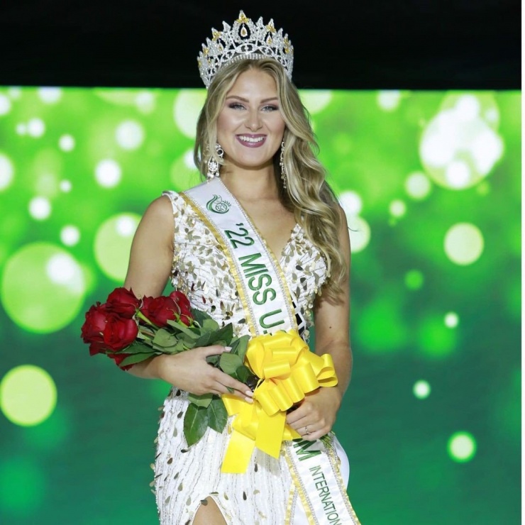 Năm 2022, cô từng giành danh hiệu Miss Tourism Cosmopolitan US.