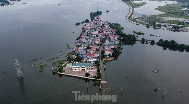 Làng thành &#39;ốc đảo&#39;, người dân nấu cơm trên biển nước - 1