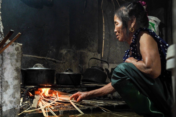 Làng thành &#39;ốc đảo&#39;, người dân nấu cơm trên biển nước - 4