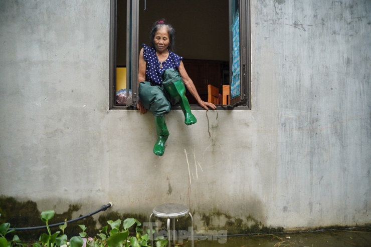 Làng thành &#39;ốc đảo&#39;, người dân nấu cơm trên biển nước - 6