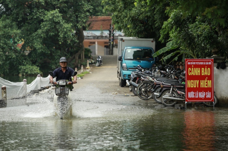 Làng thành &#39;ốc đảo&#39;, người dân nấu cơm trên biển nước - 17