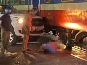 Tin tức trong ngày - Vụ ô tô bán tải bị tàu hoả tông ở Đồng Nai: 4 người trong ô tô bị văng ra đường sau khi bị tông