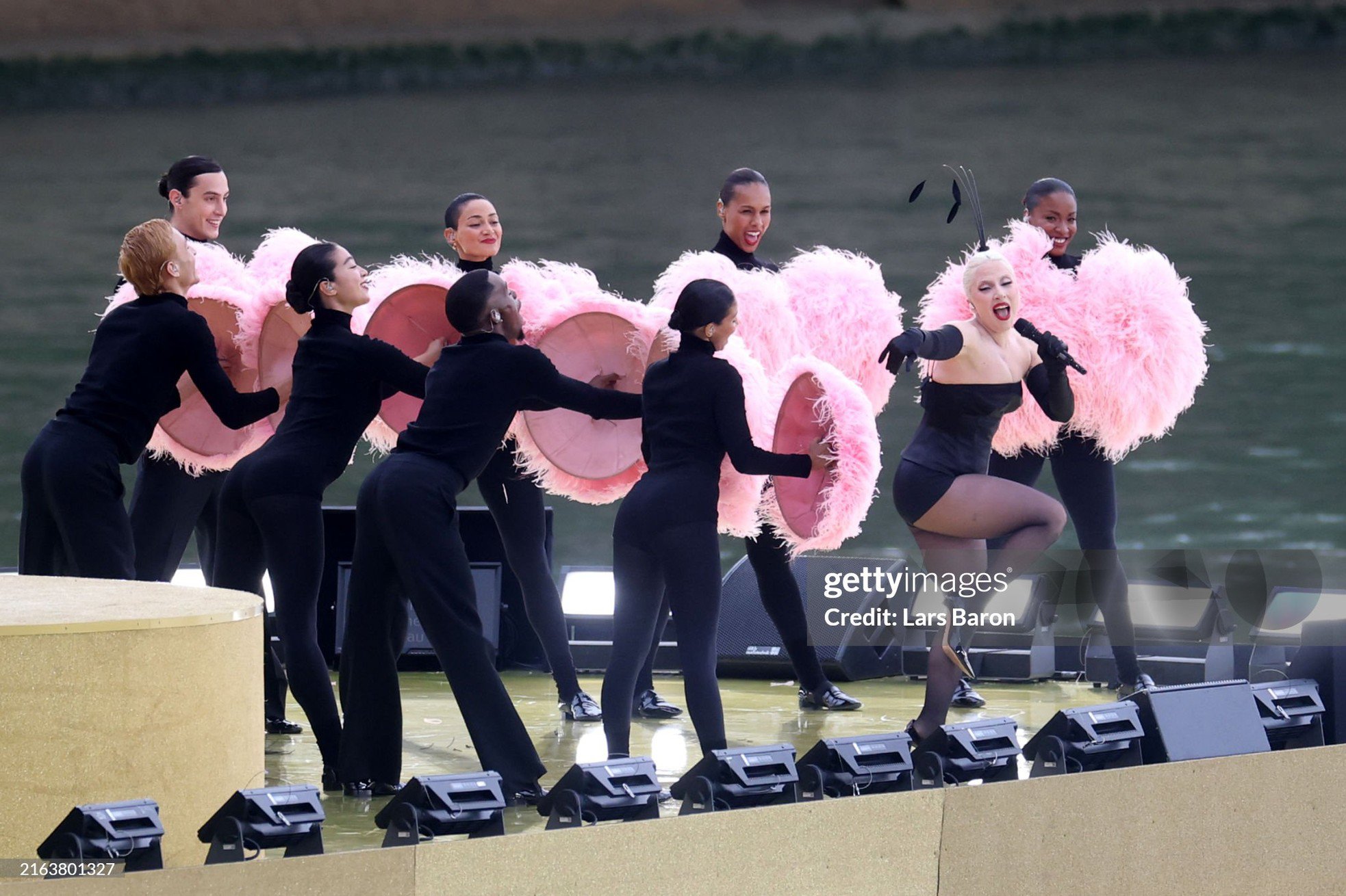 Sân khấu mở màn Olympic Paris 2024 của Lady Gaga trở thành tâm điểm bàn tán - 1