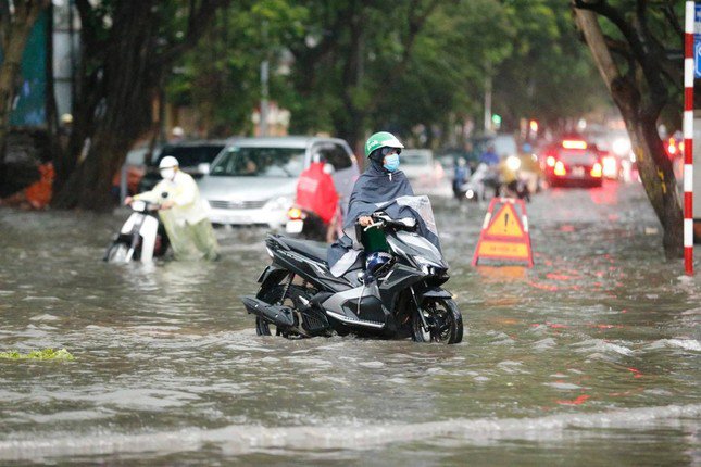 Mưa lớn kéo dài bao trùm miền Bắc, nguy cơ cao ngập úng, lũ quét