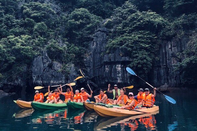 Nhiều trải nghiệm thú vị trên thuyền tại Quảng Ninh. Ảnh: Tripadvisor.