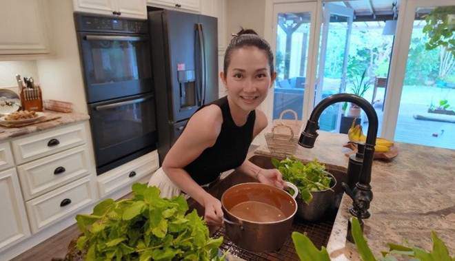 Nàng "Út Ráng" còn dùng nước rửa rau để tưới cho cây, vừa chăm cây vừa tiết kiệm nước. Cô cho biết thường mọi người dùng đất và phân công nghiệp nhưng cô cho rằng những gì ăn vào người thì dùng kiểu organic sẽ tốt nhất.