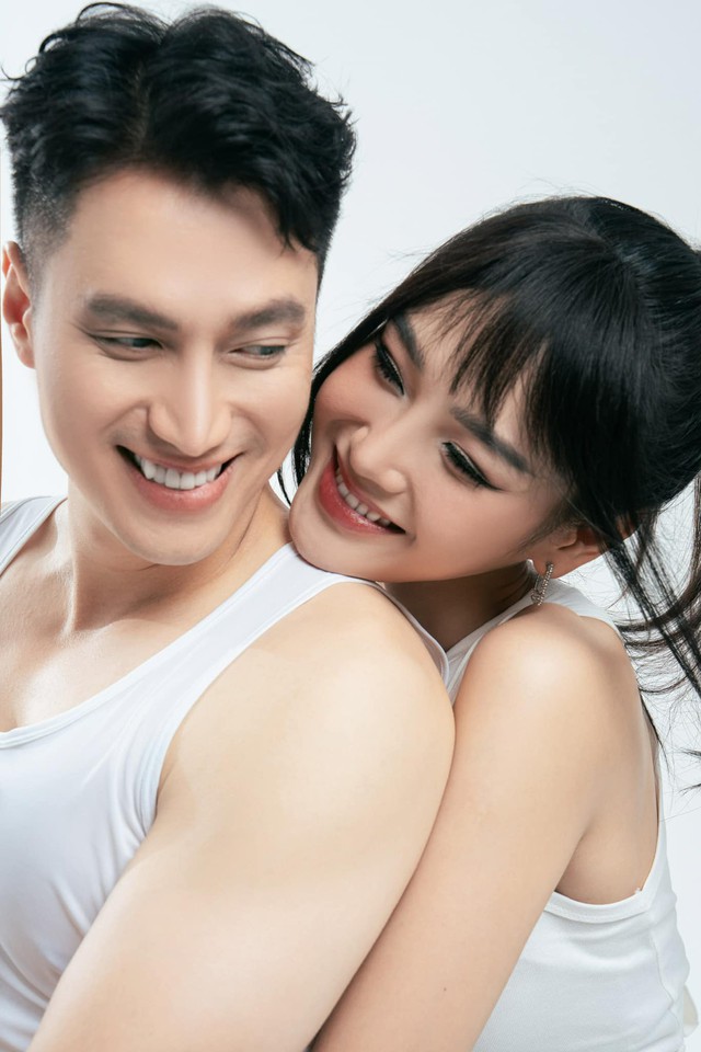 Dù được "đẩy thuyền" nhưng cả hai đều phủ nhận, cho biết chỉ là đồng nghiệp, thậm chí ngoài đời thực cặp đôi còn xưng hô chú - cháu vì chênh lệch 17 tuổi.