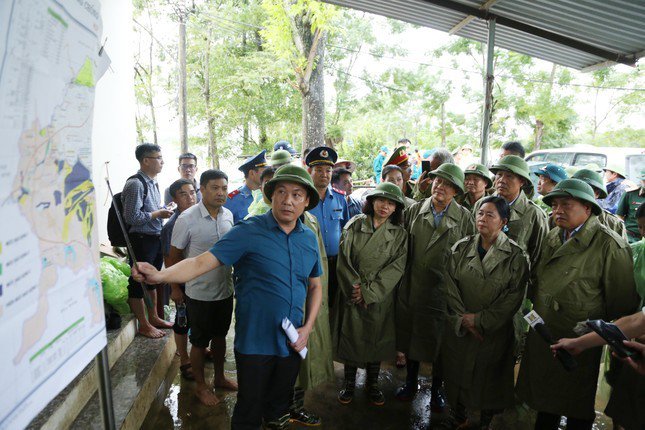 Hà Nội quyết liệt ứng phó với lũ lụt, đảm bảo an toàn tính mạng, sức khỏe cho người dân