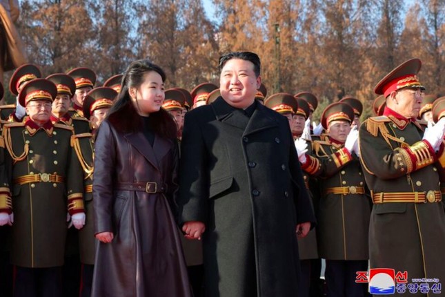 Chủ tịch Triều Tiên Kim Jong Un và con gái Kim Ju Ae. (Ảnh: KCNA)