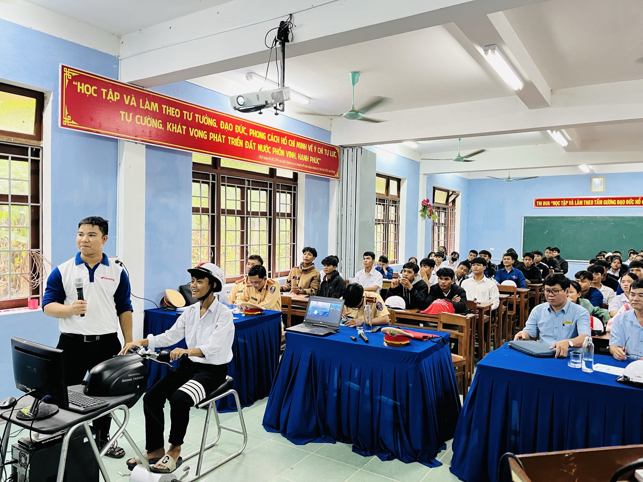 HEAD Lộc Thịnh hướng dẫn học viên thực hành trên máy RT