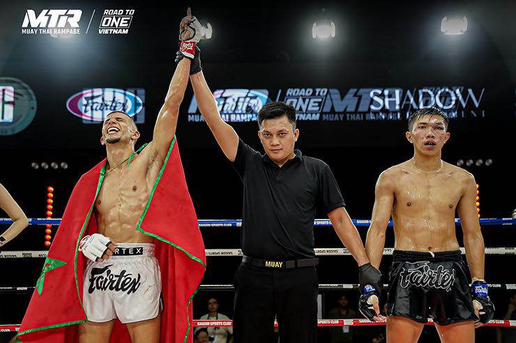 Walid Sakhraji (trái) thắng Nguyễn Hào Hiệp để vào chung kết