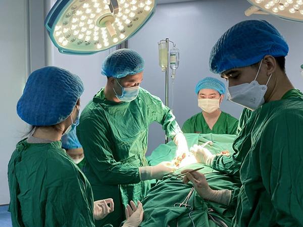 Bác sĩ Đặng Thanh Tuấn thực hiện pháp phẫu thuật treo sa trễ bằng đường khâu vi mảnh đơn điểm