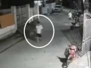 Pháp luật - Clip: Con trai thần kinh bất ngờ chém mẹ đẻ và dì ruột trong đêm