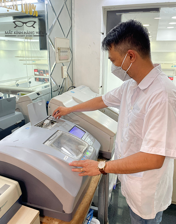 Quy trình mài lắp kính tự động hiện đại tại Mắt Kính Hàng Hiệu - 1
