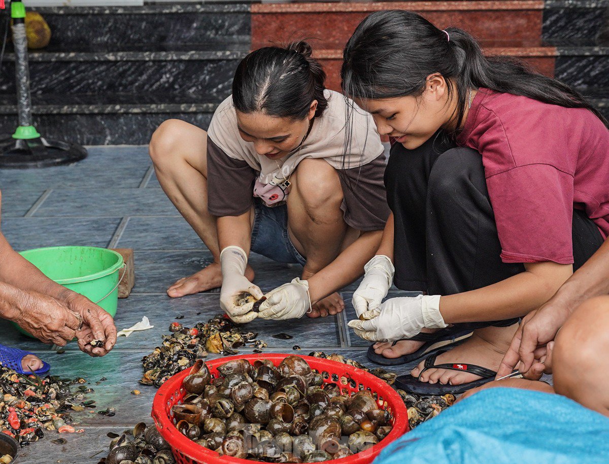 Làng thành &#39;ốc đảo&#39;, người dân nấu cơm trên biển nước - 11