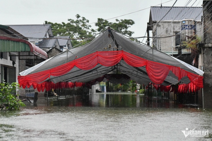 Cơn lũ nhấn chìm 'rốn lũ' ngoại thành Hà Nội, người dân chật vật trong cảnh không điện, không nước sạch