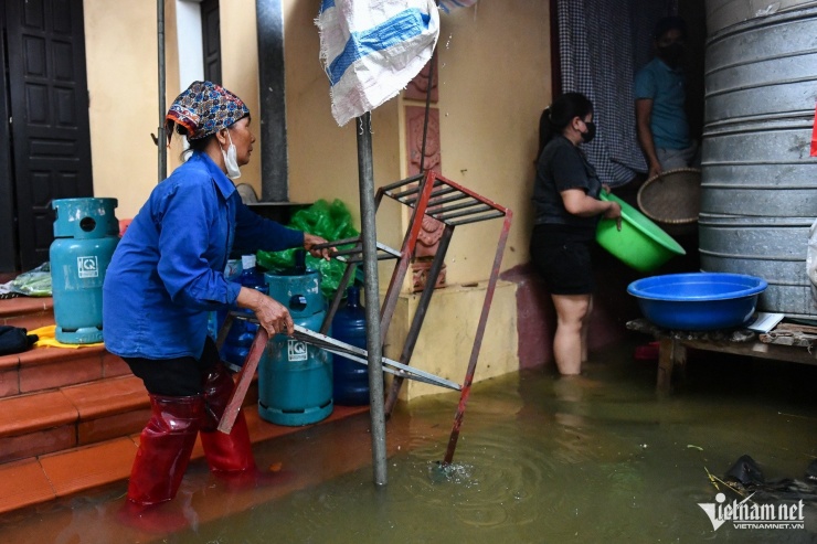 Cơn lũ nhấn chìm 'rốn lũ' ngoại thành Hà Nội, người dân chật vật trong cảnh không điện, không nước sạch