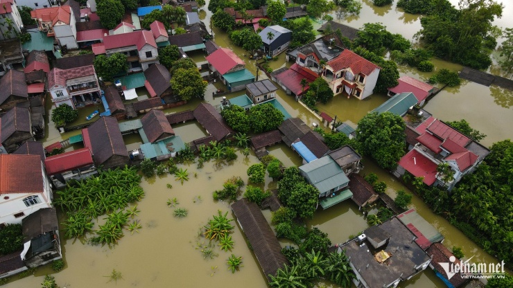 Cơn lũ nhấn chìm 'rốn lũ' ngoại thành Hà Nội, người dân chật vật trong cảnh không điện, không nước sạch