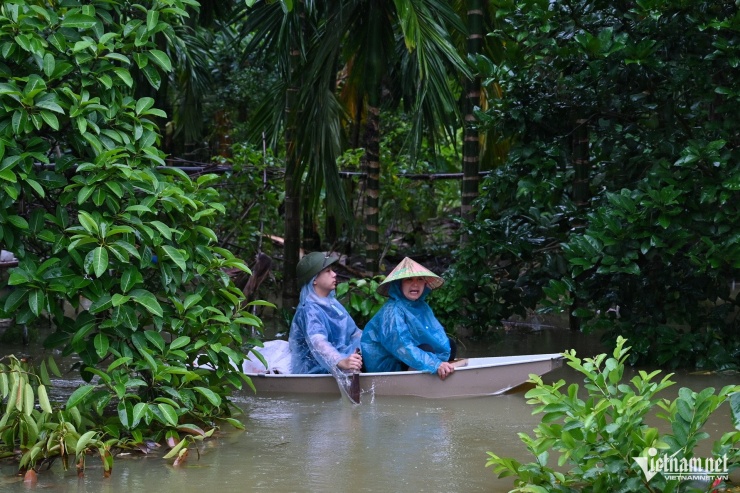 Sống thấp thỏm trong màn đêm đen kịt ở 'rốn lũ' Hà Nội - 8