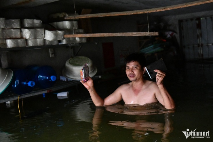 Cơn lũ nhấn chìm 'rốn lũ' ngoại thành Hà Nội, người dân chật vật trong cảnh không điện, không nước sạch