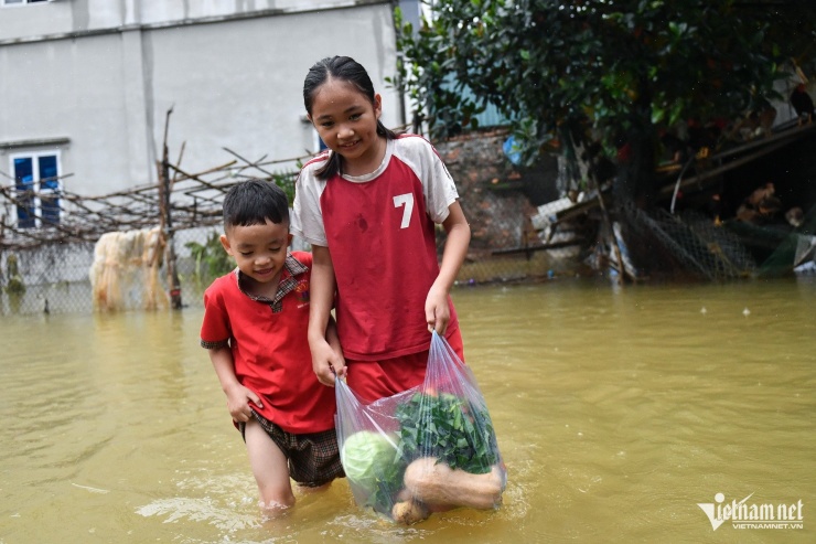 Cơn lũ nhấn chìm 'rốn lũ' ngoại thành Hà Nội, người dân chật vật trong cảnh không điện, không nước sạch