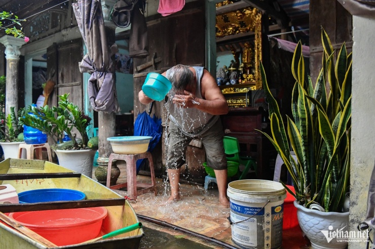 Sống thấp thỏm trong màn đêm đen kịt ở 'rốn lũ' Hà Nội - 15