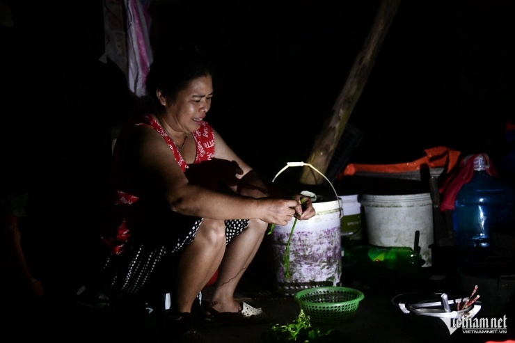 Cơn lũ nhấn chìm 'rốn lũ' ngoại thành Hà Nội, người dân chật vật trong cảnh không điện, không nước sạch