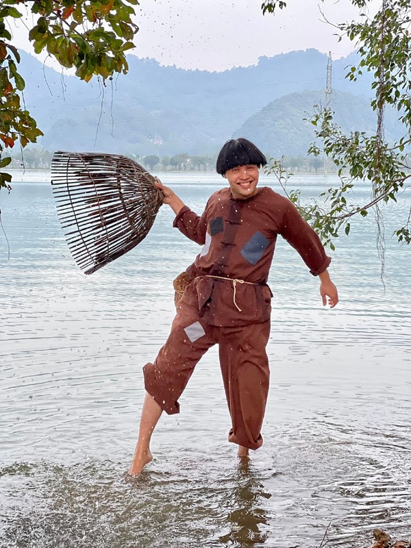 Khi công tác tại đây anh đã đóng góp không ít cho nghệ thuật Chèo. Thành tích và cống hiến của anh đã đem lại danh hiệu NSƯT và vị thế trong lĩnh vực này.