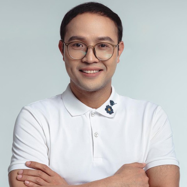 Nói về người vợ kín tiếng, NSƯT Thái Sơn chia sẻ: "Tôi có một gia đình đồng hành, yểm trợ, vợ tôi là hậu phương vững chắc, luôn ủng hộ và thấu hiểu tôi trên con đường nghệ thuật". Trên mạng xã hội hay trước truyền thông, NSƯT Thái Sơn không muốn nói tới quá nhiều để giữ sự riêng tư cho bản thân. Anh nói: "Tôi nghĩ, là nghệ sĩ, ai cũng chỉ mong được khán giả yêu mến qua những vai diễn của mình, đó là điều quá hạnh phúc".