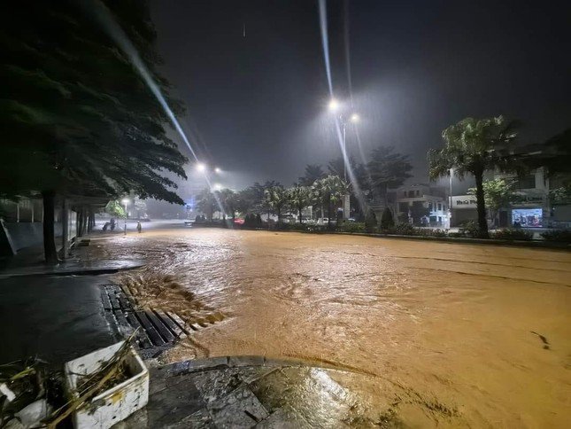 Mưa lớn khiến đường Quốc lộ 18 đi qua khu vực phường Hồng Hà, TP Hạ Long ngập sâu trong đêm 29/7.