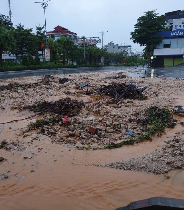 Hạ Long ngập lụt nghiêm trọng sau mưa lớn kéo dài