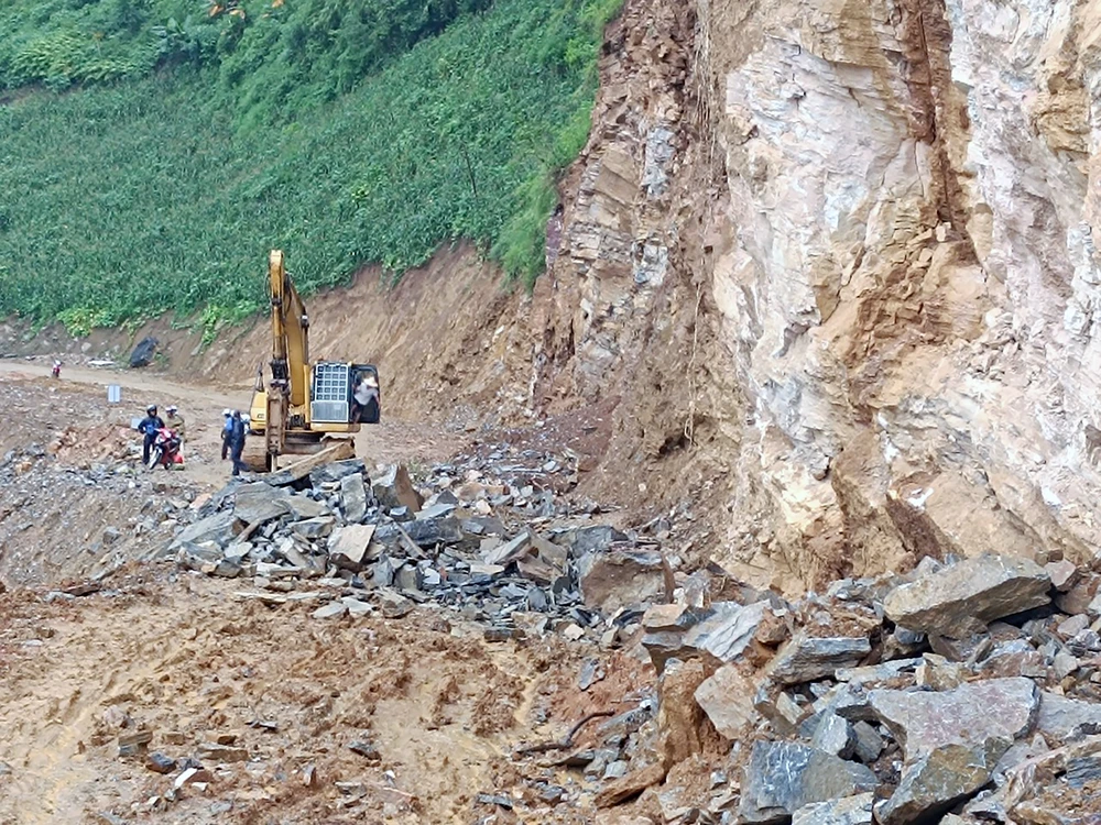 Hai cha con thương vong vì đá lăn tại Hà Giang