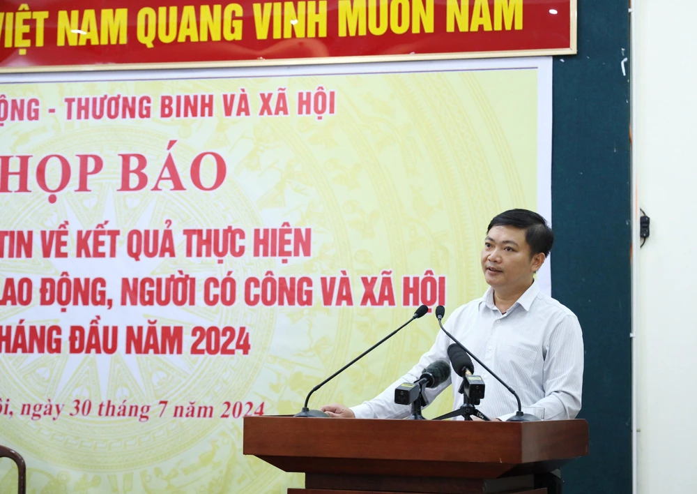 Ông Nguyễn Duy Cường, Phó Vụ trưởng Vụ Bảo hiểm xã hội (Bộ LĐ-TB&amp;XH) trả lời các câu hỏi của phóng viên. Ảnh: V.LONG