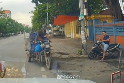 Xe máy - Xe đạp - Clip: Thể hiện &quot;kỹ năng&quot; lùi xe ba gác, thanh niên nhận kết &quot;buồn&quot;