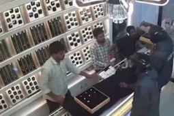 Media - Clip: 3 người đàn ông cầm súng vào cướp cửa hàng trang sức