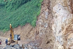 Tin tức trong ngày - Trên đường về nhà, hai bố con bị đá đè chết